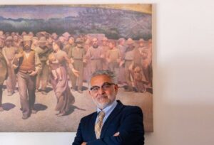 Avv Michele Gagliano con il quarto stato - scatto verticale